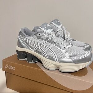 Asics Gel-Kinetic Fluent Silver White Y2K Sneakers Women’s 7.5 / Men’s 6
